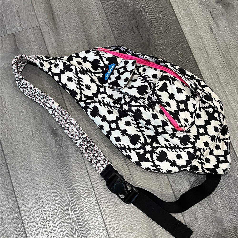 Kavu Black & White Patterned Crossbody Sling with Pink Zippers